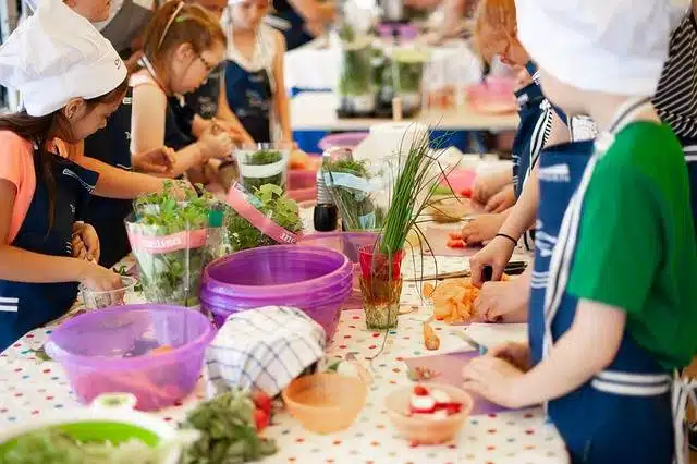 cuisine enfants ateliers de décoration de plats et de pâtisseries