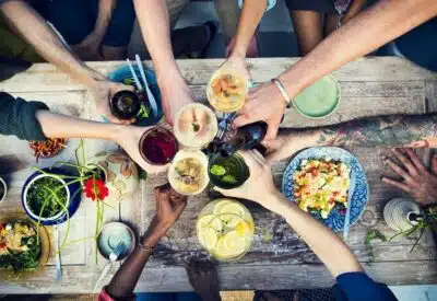 Apéro dinatoire : 3 idées recettes pour une soirée réussie