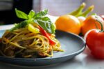 une assiette de spaghettis