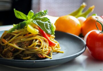 une assiette de spaghettis