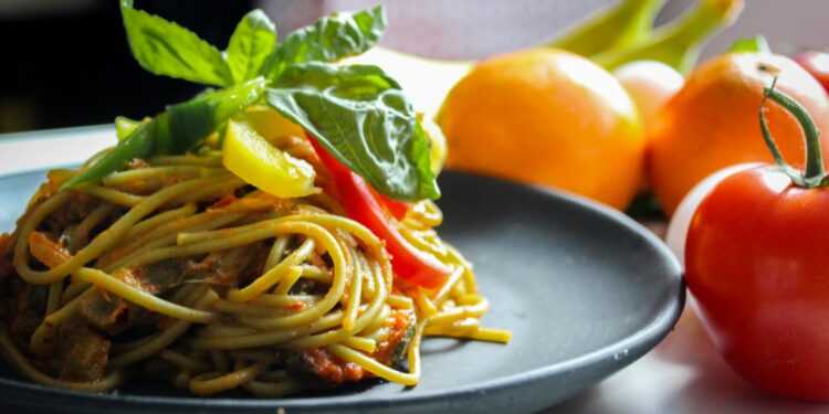 une assiette de spaghettis
